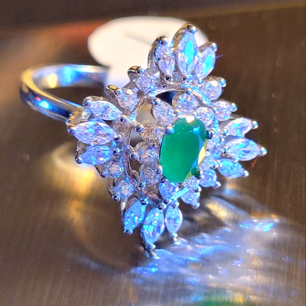 Cluster ring with emerald center. Solid 925 Silver.